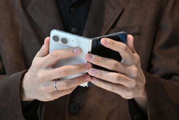 “수리비 165만원” “화면 주름 깊어졌다” 출시되자마자 ‘난리’…애플 ‘접는폰’, 무슨 일이