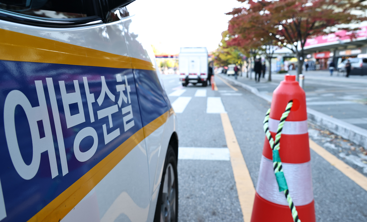 A police patrol car is seen outside the Jamsil Baseball Stadium in Seoul on Oct. 14. (Yonhap)