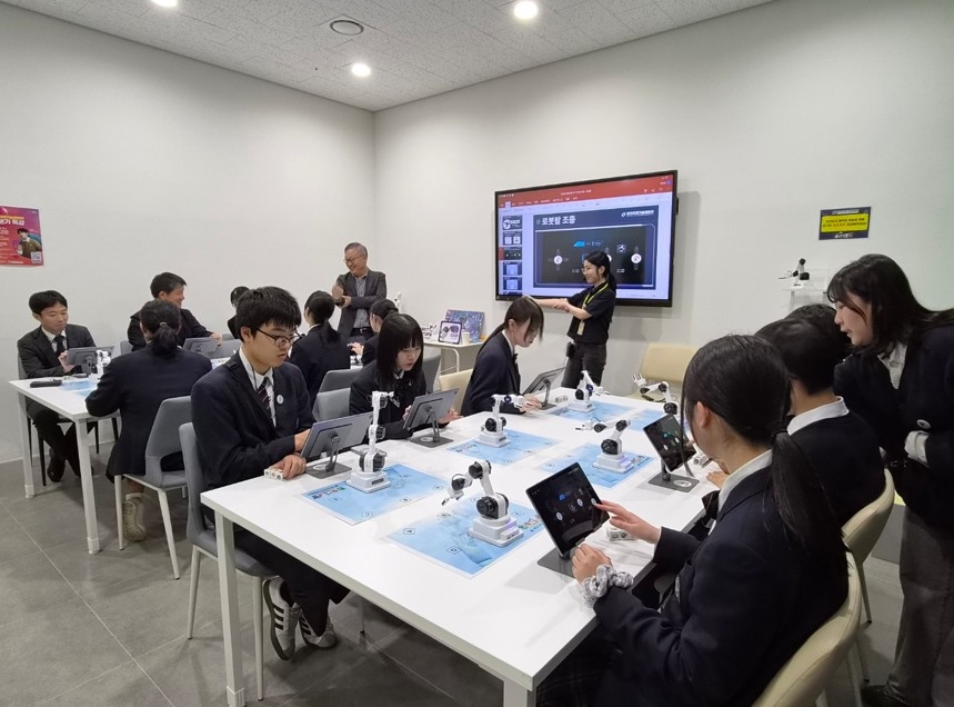Japanese high school students try out exhibits at the Gwangjin Future Technology Experience Center.