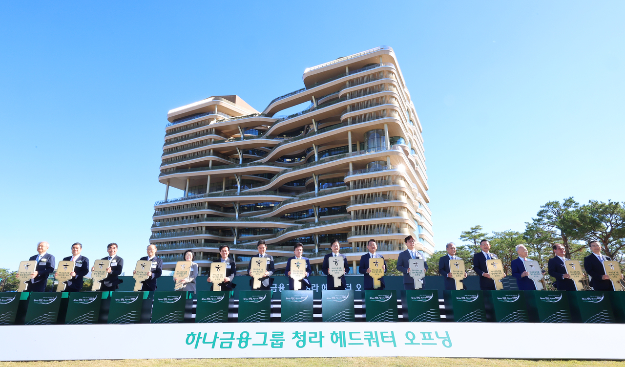 Hana Financial Group Chairman Ham Young-joo (eighth from left) and Incheon Mayor Park Chan-dae (ninth from right) attend the opening ceremony of Hana Financial Group's Cheongna headquarters in Seo-hae District, Incheon, on Oct. 2. [Yonhap]
