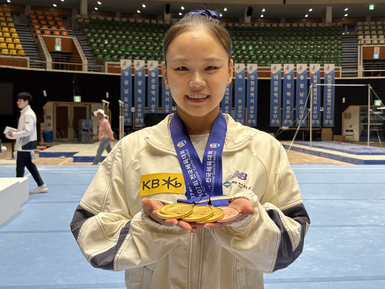 Yeo Seo-jeong holds up her medals after winning gold in the vault, balance beam and floor exercise at the 107th National Sports Festival's artistic gymnastics women's open division finals at Halla Gymnasium in Jeju on Oct. 9. [All That Sports]