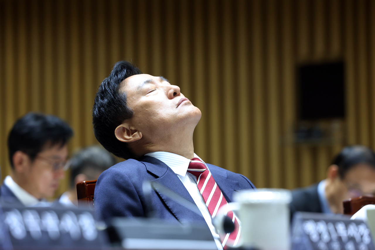 오세훈 서울시장이 19일 서울시청에서 열린 서울시에 대한 국회 국토교통위원회 국정감사에서 생각에 잠겨 있는 모습. [연합]