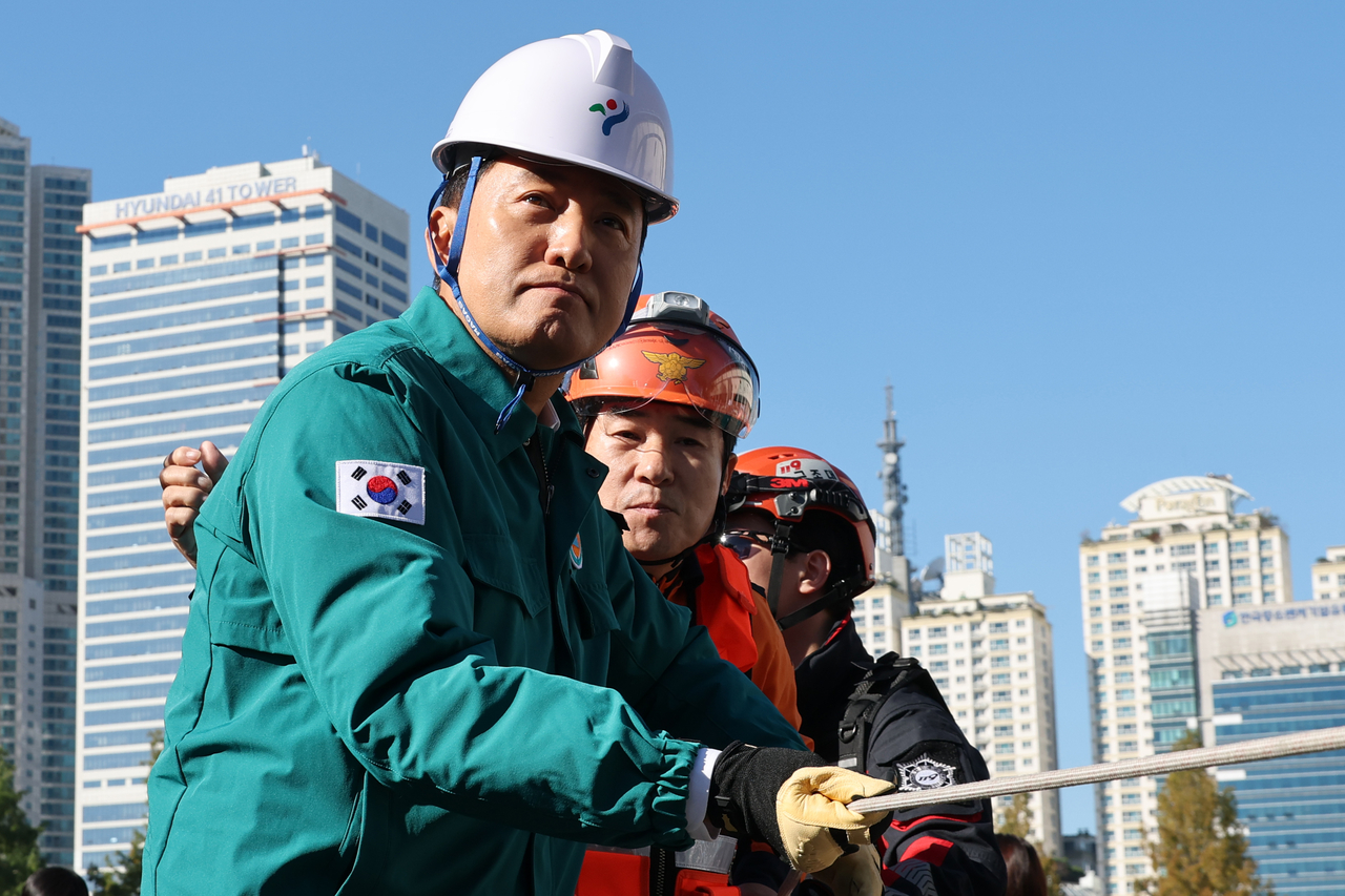 Seoul Mayor Oh Se-hoon pulls a rope during a buried-vehicle rescue drill at the 2026 Second-Half Safe Korea Disaster Response Exercise at Mokdong Stadium in Yangcheon-gu, Seoul, on Thursday.