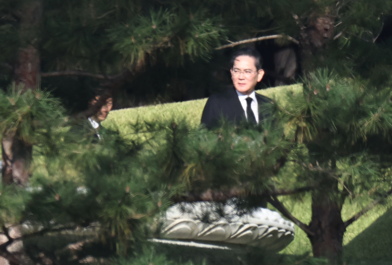 Samsung Electronics Chairman Lee Jae-yong attends a memorial ceremony marking the sixth anniversary of the death of late Samsung Group Chairman Lee Kun-hee at the family's ancestral burial site in Suwon, Gyeonggi Province, on Friday. [Yonhap]
