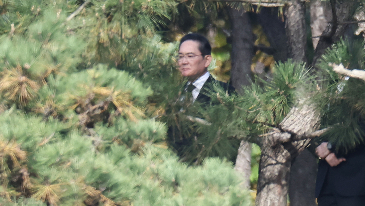 Samsung Electronics Chairman Lee Jae-yong attends a memorial ceremony marking the sixth anniversary of the death of late Samsung Group Chairman Lee Kun-hee at the family's ancestral burial site in Suwon, Gyeonggi Province, on Friday. [Yonhap]