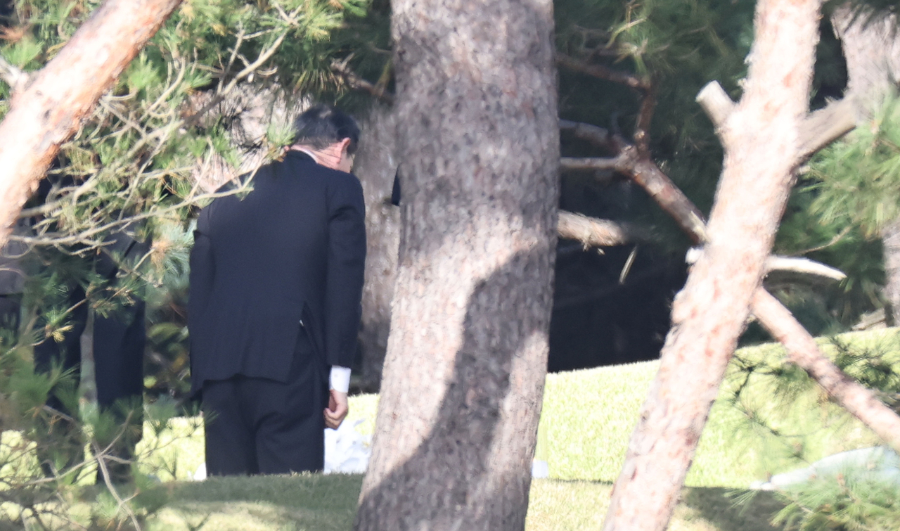 Samsung Electronics Chairman Lee Jae-yong bows his head in tribute at a memorial ceremony marking the sixth anniversary of the death of late Samsung Group Chairman Lee Kun-hee at the family's ancestral burial site in Suwon, Gyeonggi Province, on Friday. [Yonhap]