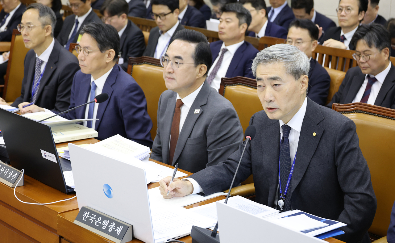 신현송 (맨 오른쪽)한국은행 총재가 23일 국회 재정경제기획위원회에서 열린 2026년도 종합 국정감사에 출석해 질의에 답하고 있다. [연합]