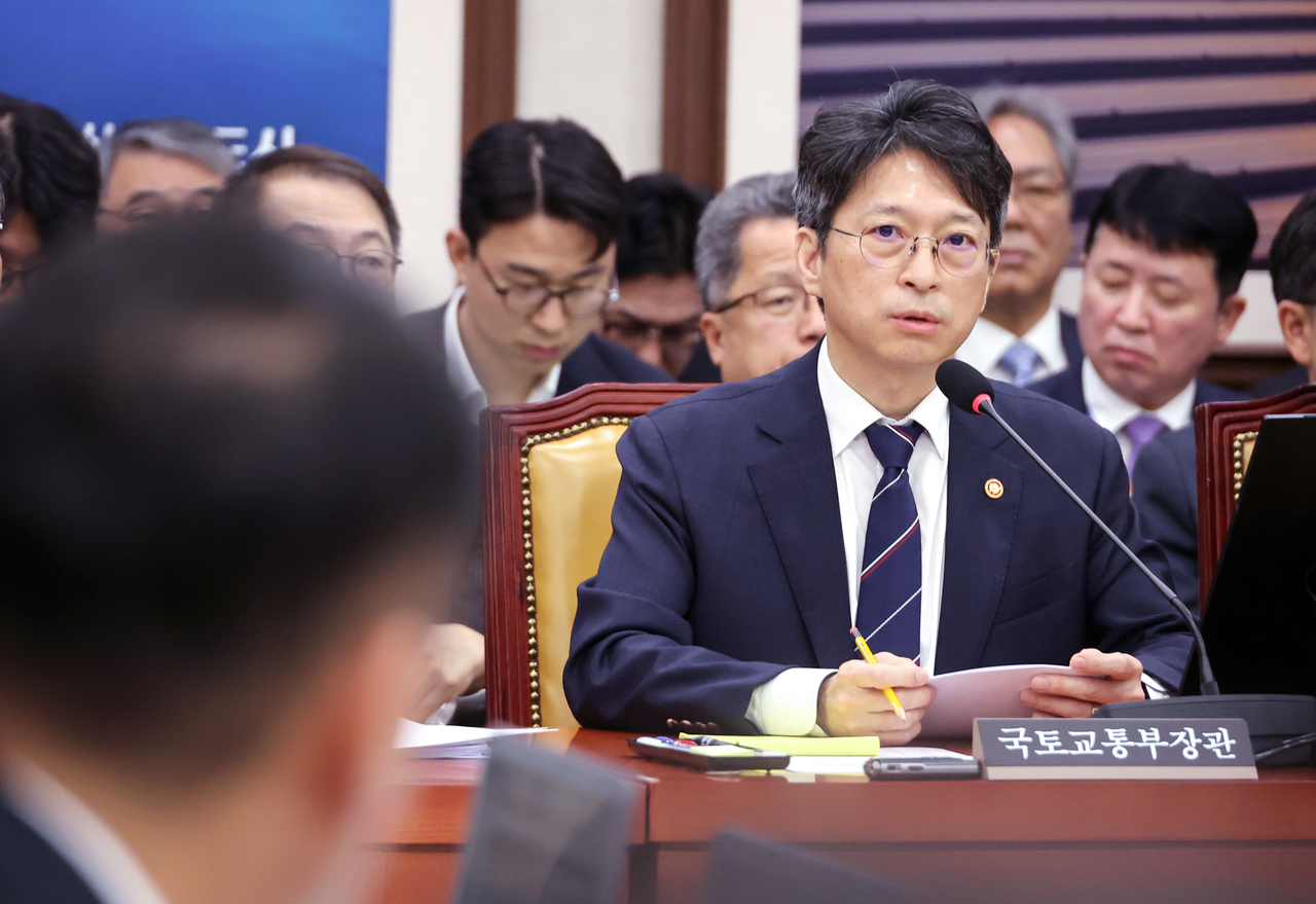 홍지선 국토교통부 장관이 23일 국회에서 열린 국토교통위원회 종합감사에서 위원 질문에 답하고 있다. [연합]