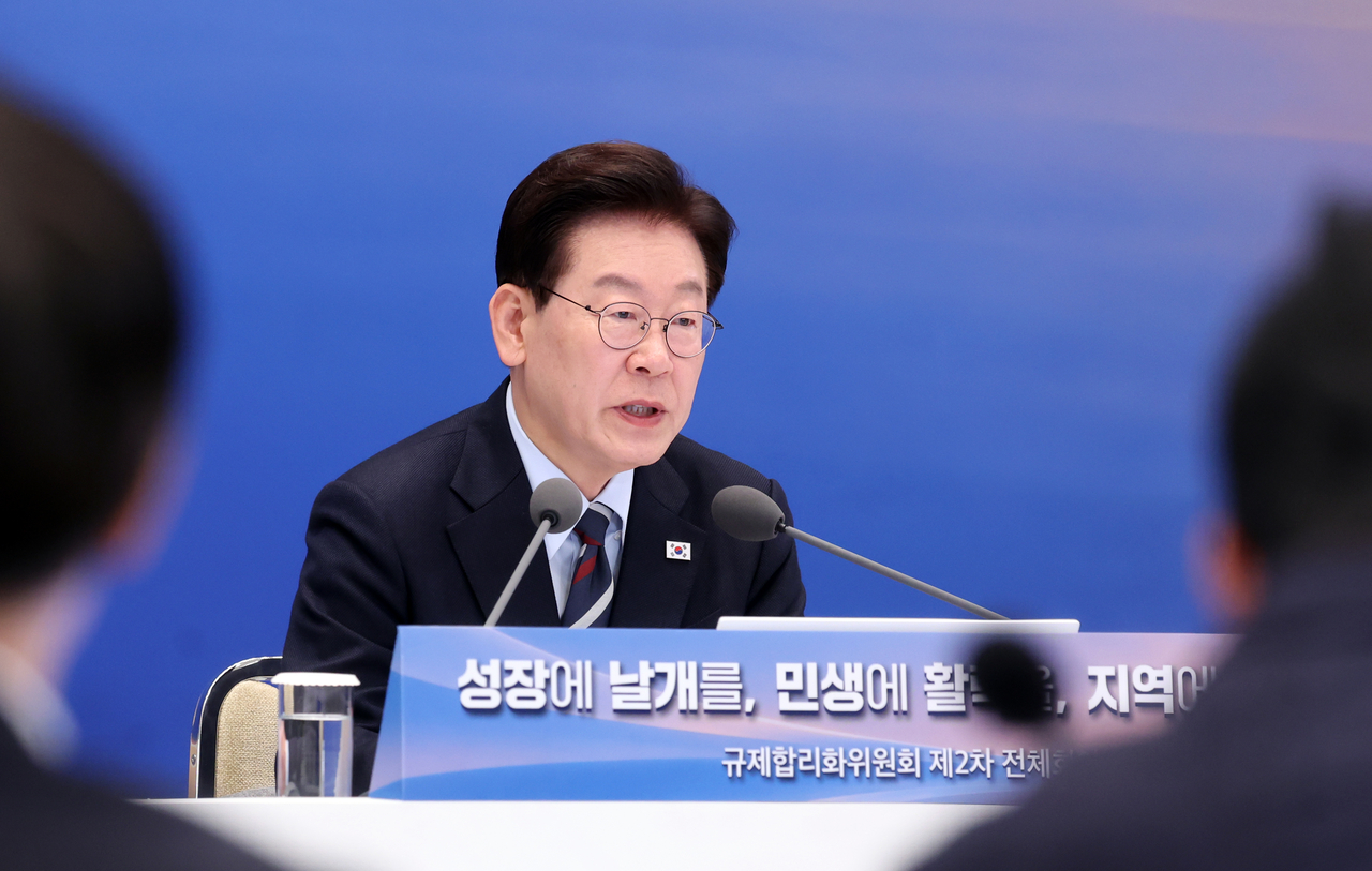 President Lee Jae Myung speaks at the second plenary session of the Regulatory Rationalization Committee at Cheong Wa Dae on Friday. [Yonhap]