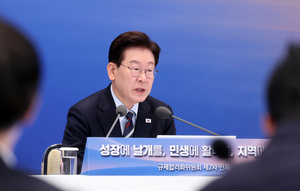이 대통령 “주52시간 특례, 초과 임금 지급 전제돼야”