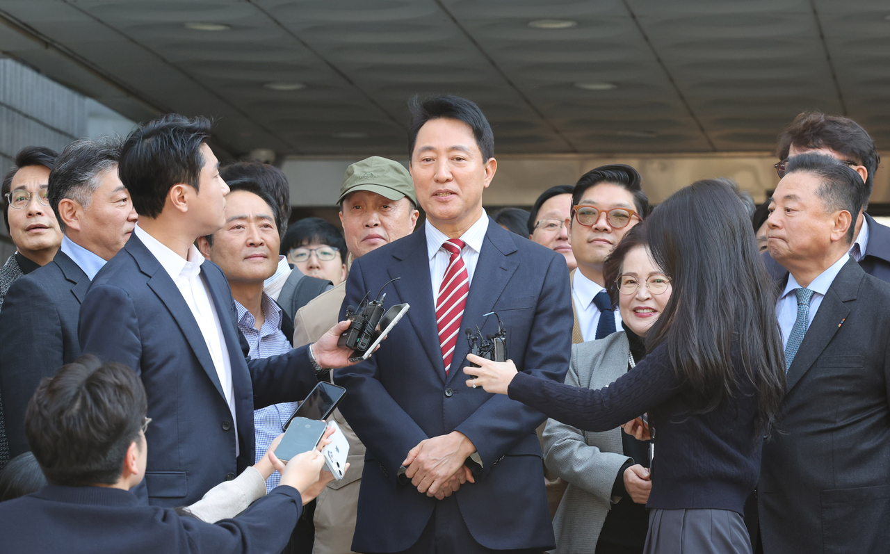 Seoul Mayor Oh Se-hoon on Friday was acquitted by an appellate court of charges that he violated the Political Funds Act ahead of the 2021 Seoul mayoral by-elec