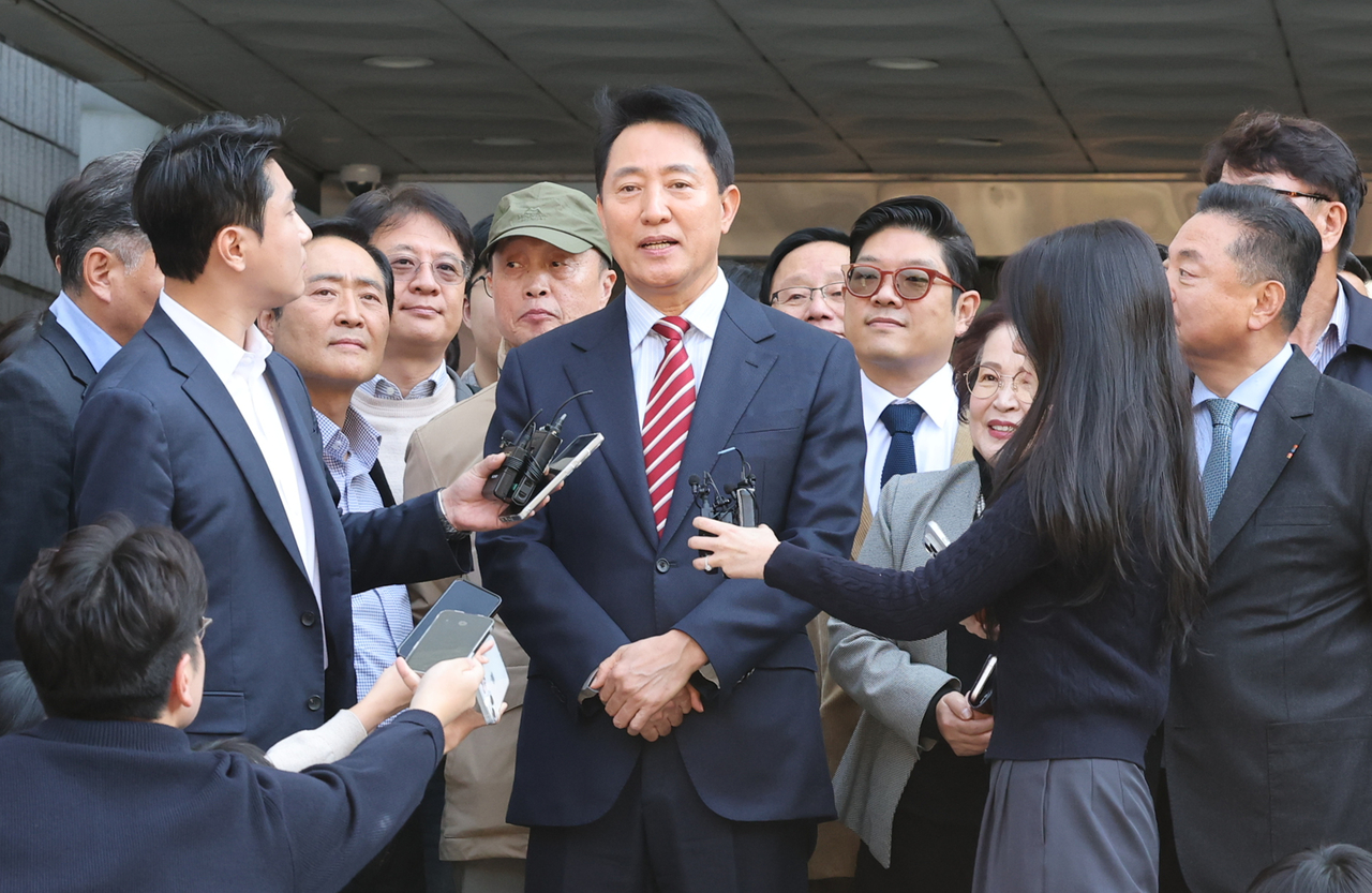 오세훈 서울시장이 23일 서울 서초구 서울고법에서 열린 ‘명태균 여론조사 대납 의혹 사건’ 항소심 선고 공판 뒤 무죄 판결과 관련해 입장을 밝히고 있다. <연합뉴스>