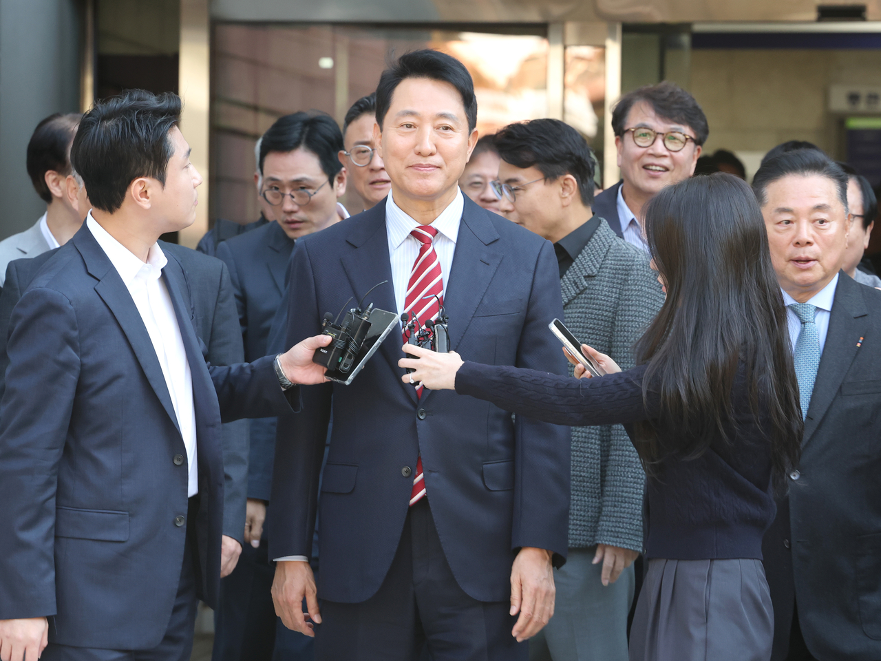 오세훈 서울시장이 23일 서울 서초구 서울고법에서 열린 ‘명태균 여론조사 대납 의혹 사건’ 항소심 선고 공판 뒤 나와 취재진의 질문을 받고 있다. [연합]
