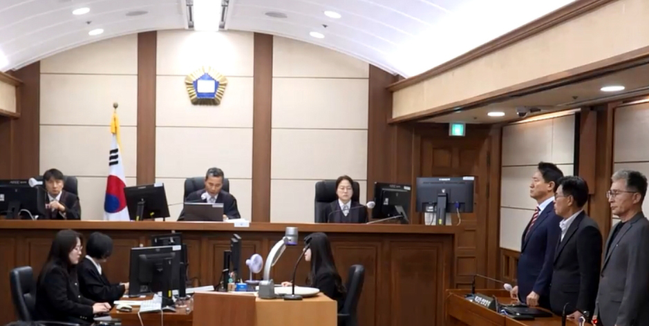 Seoul mayor Oh Se-hoon (third from right) is seen at a courtroom as the verdict is handed down on Friday. (Seoul High Court)