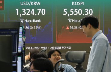 지난 23일 서울 중구 하나은행 본점 딜링룸에 원/달러 환율과 코스피가 표시되고 있다. 이날 코스피는 전장보다 16.53포인트(0.30%) 오른 5550.30으로 거래를 마쳤다.  [연합]
