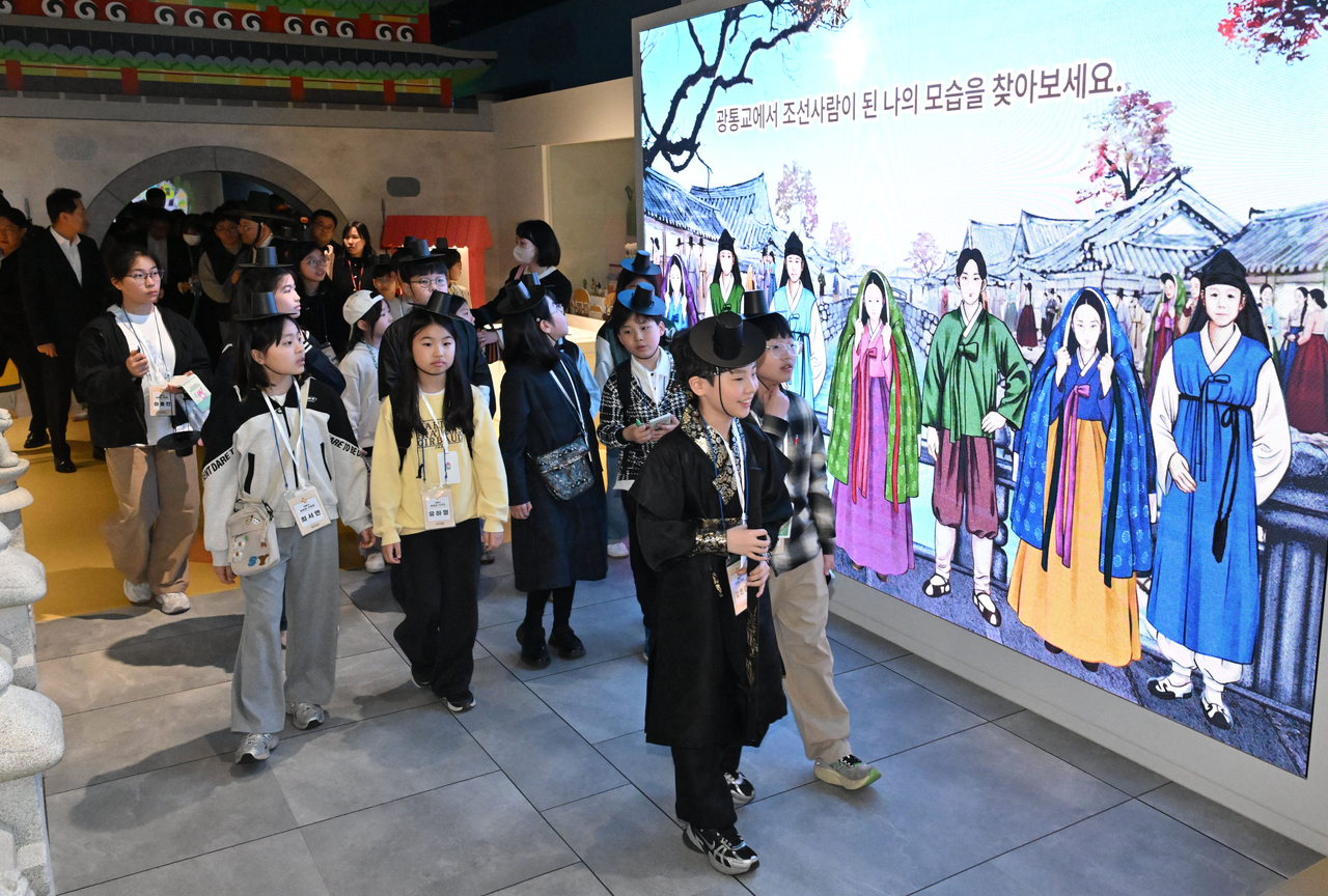 서울 종로구 서울역사박물관에서 내 어린이박물관 개관행사에서 어린이들이 박물관을 살펴보고 있다. [헤럴드 DB]