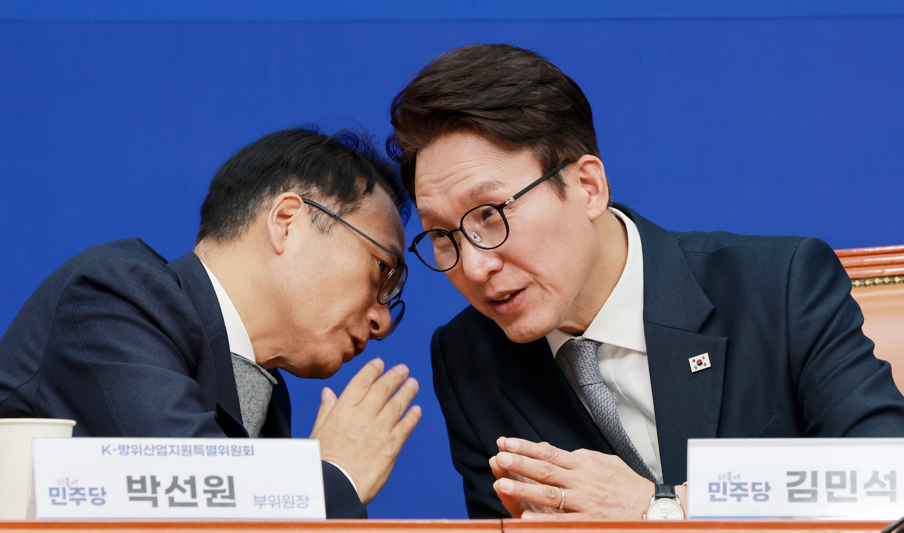 국민의힘은 24일 더불어민주당이 이른바 ‘신천지 개입설’을 둘러싸고 친명(친이재명)계와 친청(친정청래)계 간 공개석상 충돌을 빚은 가운데 특검 도입 등 공세를 펼쳤다. 김민석 민주당 대표가 전날 당 K-방위산업지원특별위원회 발대식에서 박선원 최고위원과 대화를 나누는 모습. [연합]