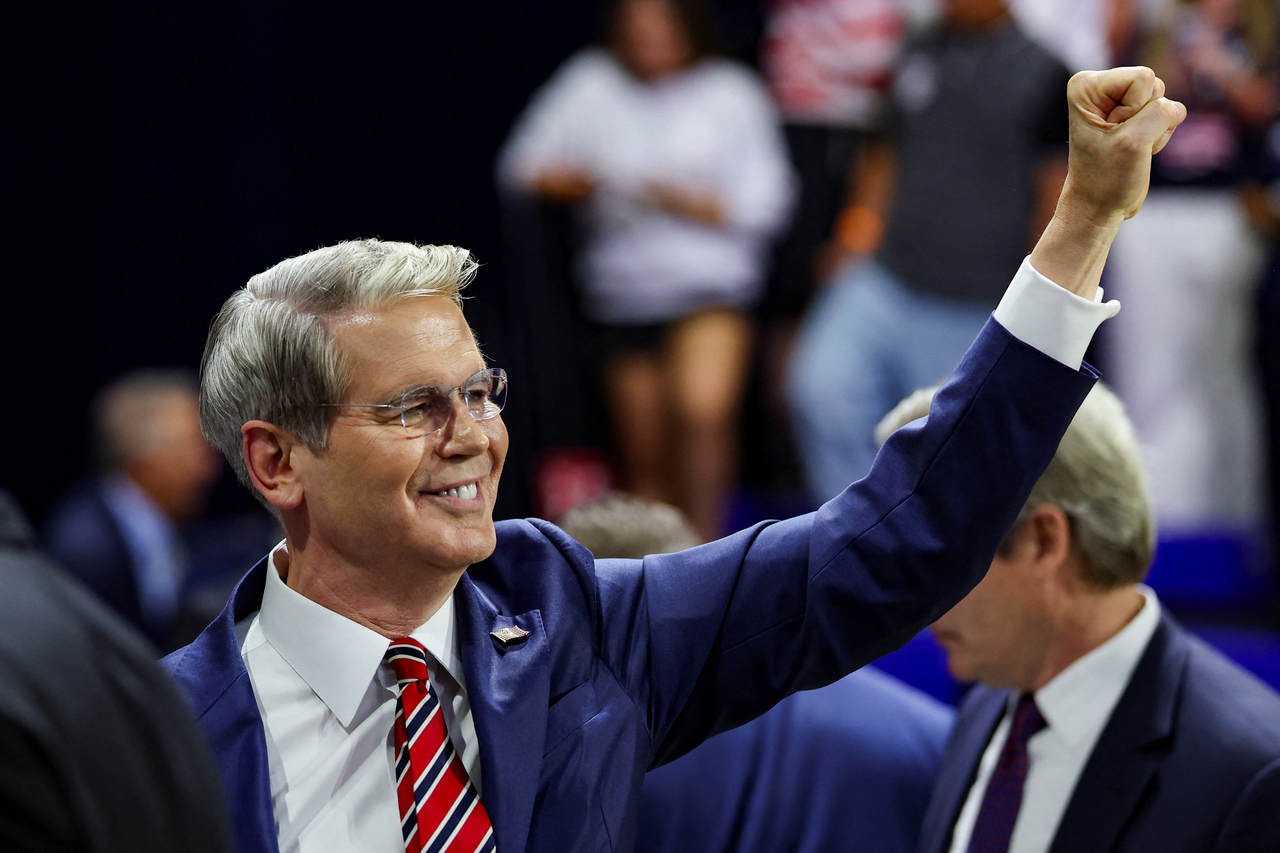 US Treasury Secretary Scott Bessent holds up a fist during a rally at Florida Gulf Coast University's Alico Arena ahead of the midterm elections, in Fort Myers, Florida, US, Friday. (Reuters-Yonhap)