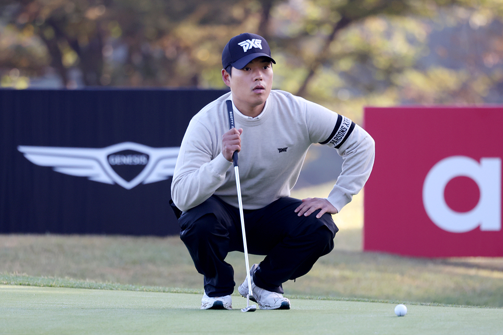 14번 홀에서 퍼팅 라인을 읽고 있는 신상훈. [사진=KPGA]