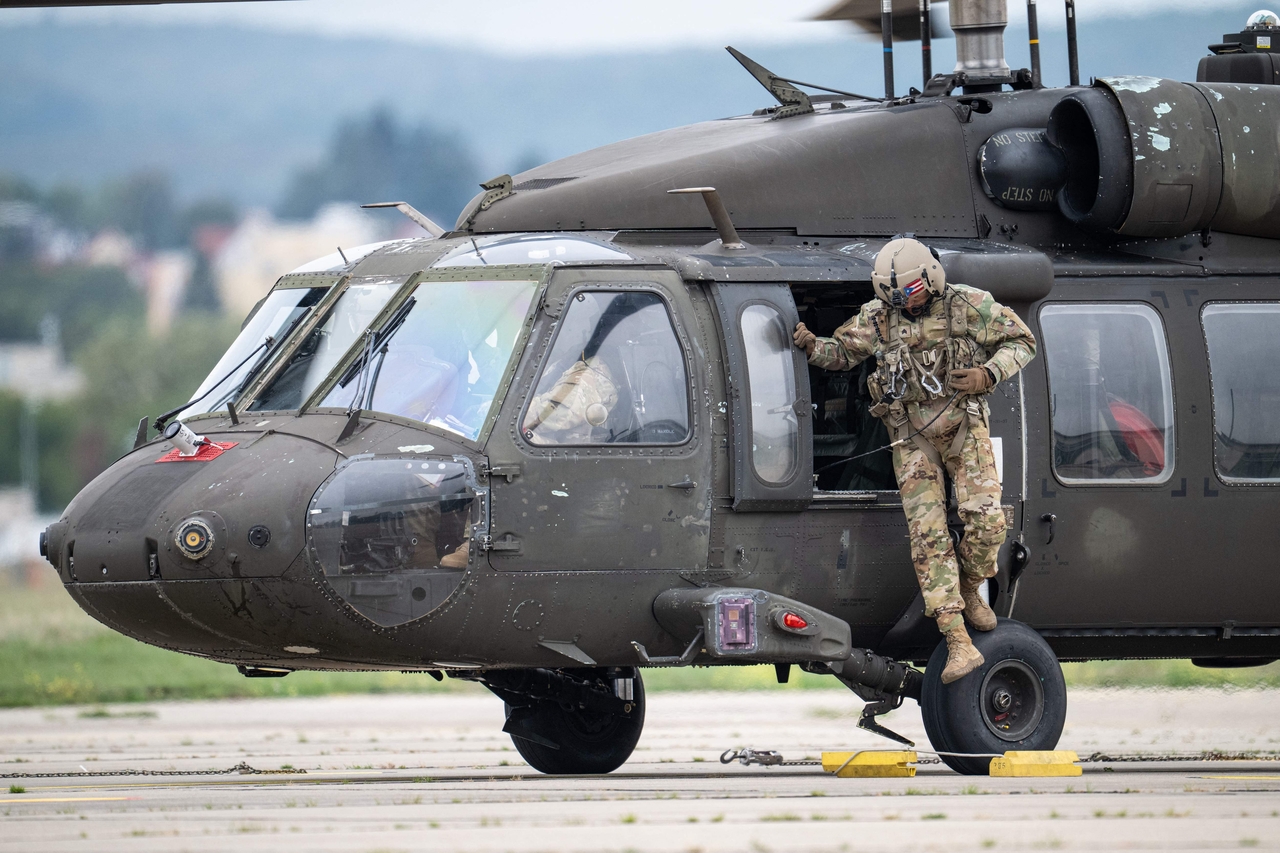 A US Army soldier jumps out of a UH-60 Black Hawk helicopter at Clay Kaserne airfield in Wiesbaden, western Germany, Oct. 9. (AFP-Yonhap)