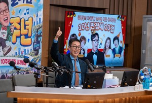 ‘김영철의 파워FM’ 10주년..김영철 “40대를 함께한 라디오, 지금도 행복해”[인터뷰]