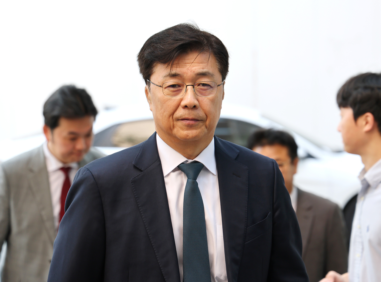 홍장원 전 국가정보원 1차장이 지난 6월  피의자 신분으로 조사를 받기 위해 경기도 과천 권창영 2차 종합 특별검사팀으로 출석하고 있다. [연합]