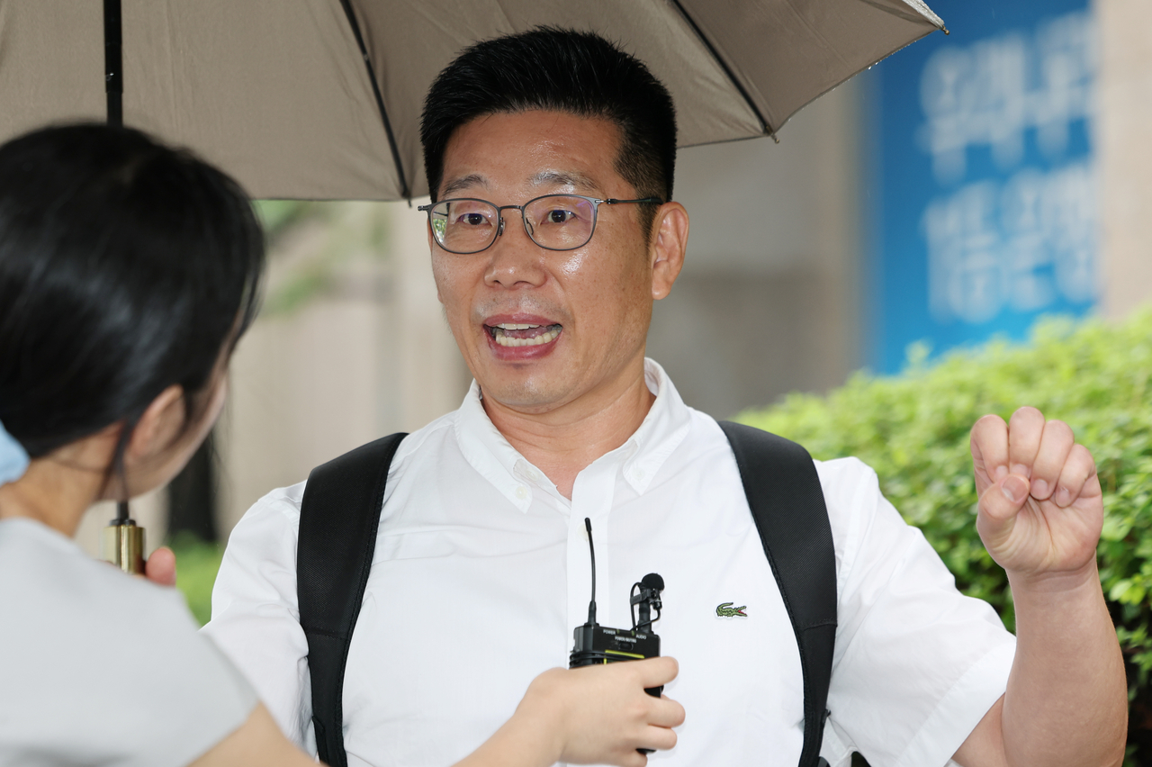 조성현 전 육군 수도방위사령부 제1경비단장이 지난 7월 내란 중요임무 종사 혐의 피의자 조사를 위해 경기 과천 2차 종합특검으로 출석하며 취재진 질문에 답하고 있다.[연합]