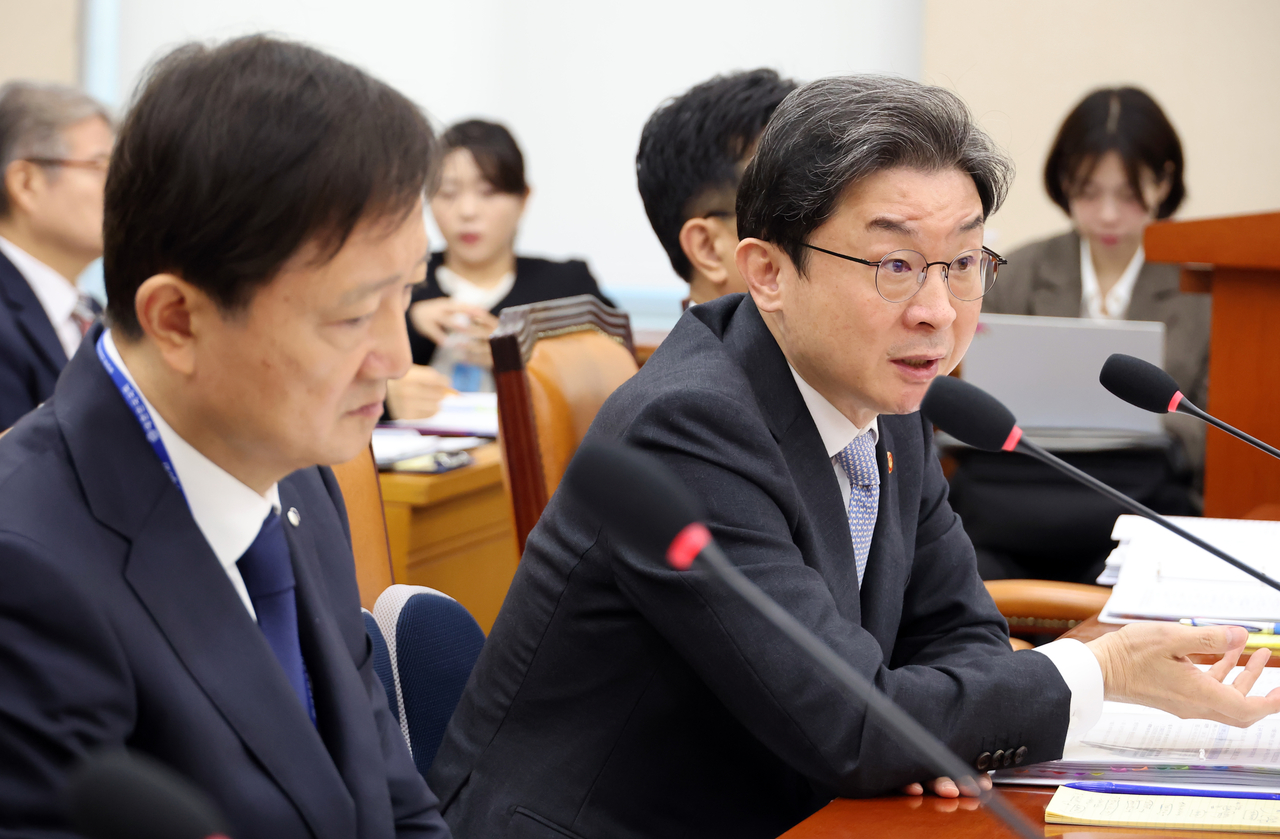 이억원(오른쪽) 금융위원장이 22일 국회에서 열린 정무위원회 국정감사에서 위원 질문에 답하고 있다. 왼쪽은 이찬진 금융감독원장. [연합]