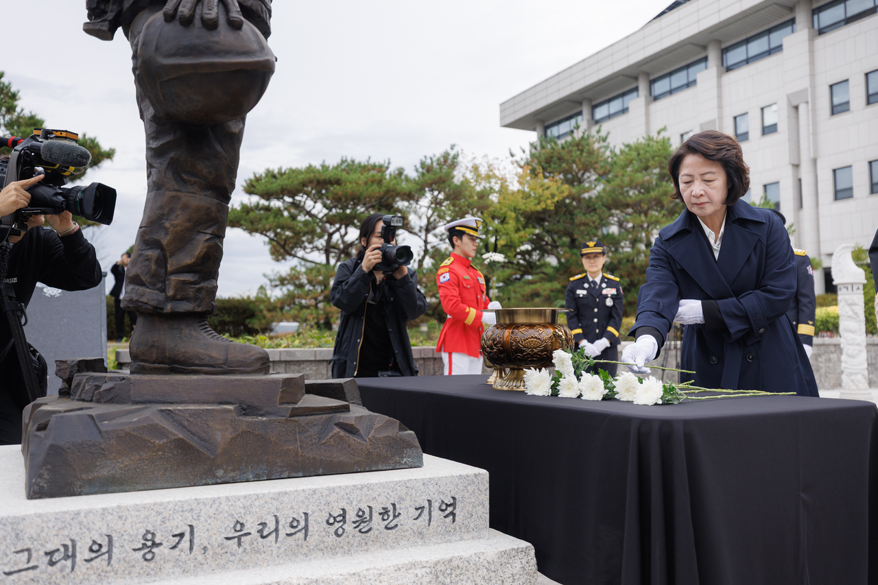 추미애 경기도지사가 24일 경기도 소방재난본부 내 해태공원에서 열린 제2회 경기소방 119메모리얼데이에 참석해 순직 소방관들을 추모하며 헌화하고 있다. [연합]