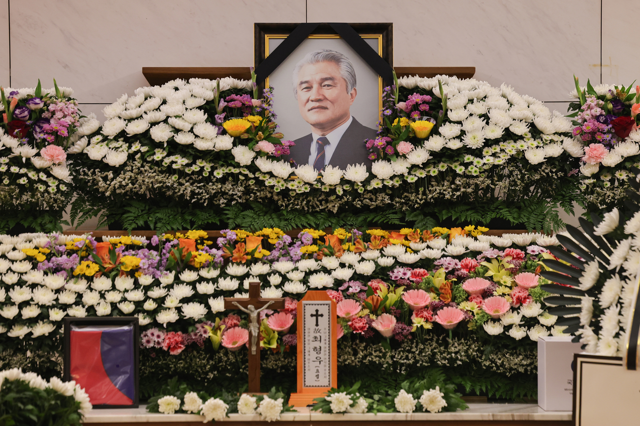 24일 서울 강남구 삼성서울병원 장례식장에 마련된 최형우 전 내무부 장관의 빈소에 영정이 놓여있다. [연합]
