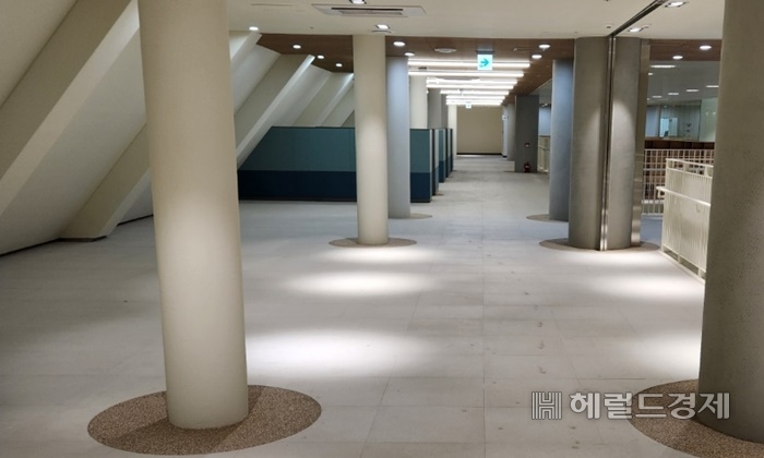 순천시 신청사 복도 왼쪽 벽면이 경사지게 설계돼 민원인 머리를 다칠 우려가 있어 보인다. /박대성 기자.