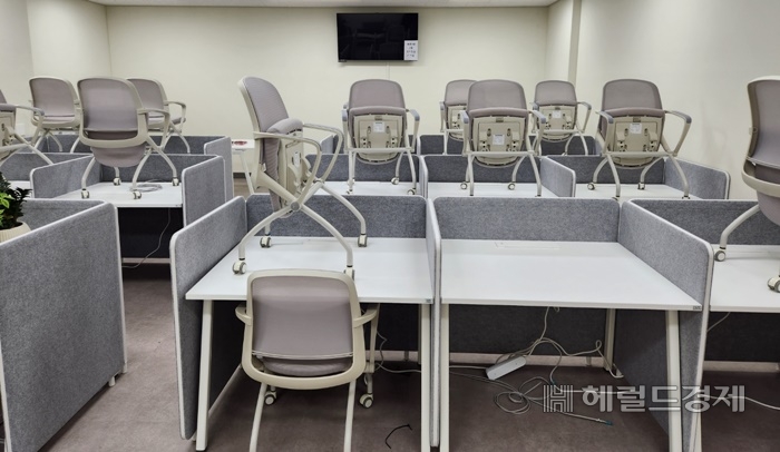 순천시 신청사에 기자회견 등을 목적으로 설치된 브리핑룸이 창문조차 없는 곳에 배정돼 있다. /박대성 기자.
