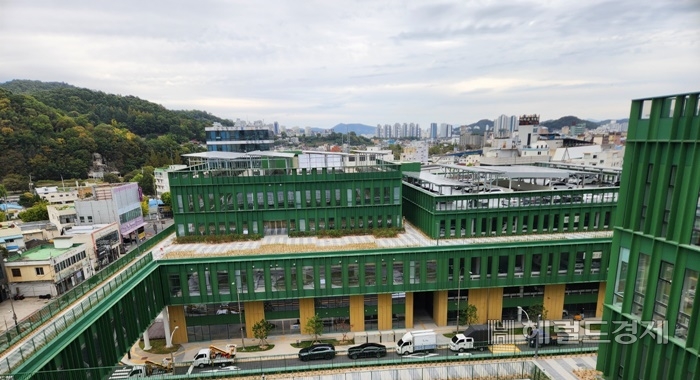 순천시청 신청사는 ‘미음(ㅁ)자’처럼 가운데는 비워놓고 동관·서관·남관·북관으로 배치한 것이 특징이다. /박대성 기자