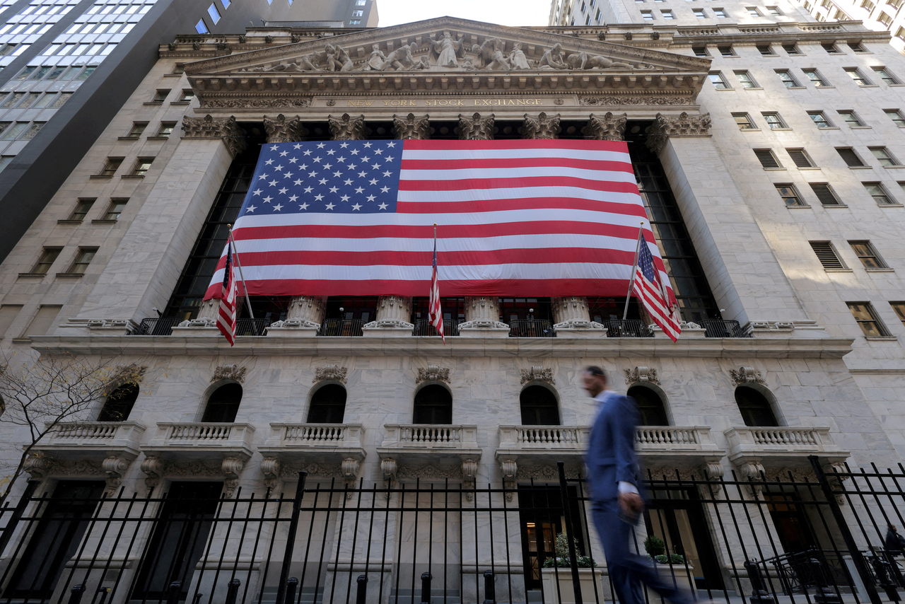 뉴욕증권거래소(NYSE) 건물에 미국 국기가 걸려 있다. [로이터]