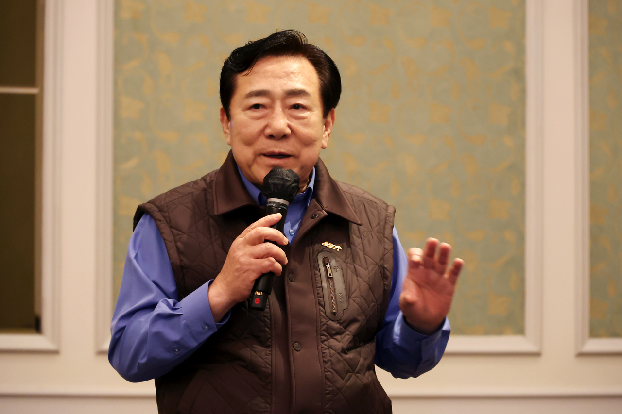 김기문 중소기업중앙회장이 22일 롯데호텔 제주에서 열린 ‘2026년 중소기업 리더스포럼’에서 기자들과 만나 이야기하고 있다. [중기중앙회]