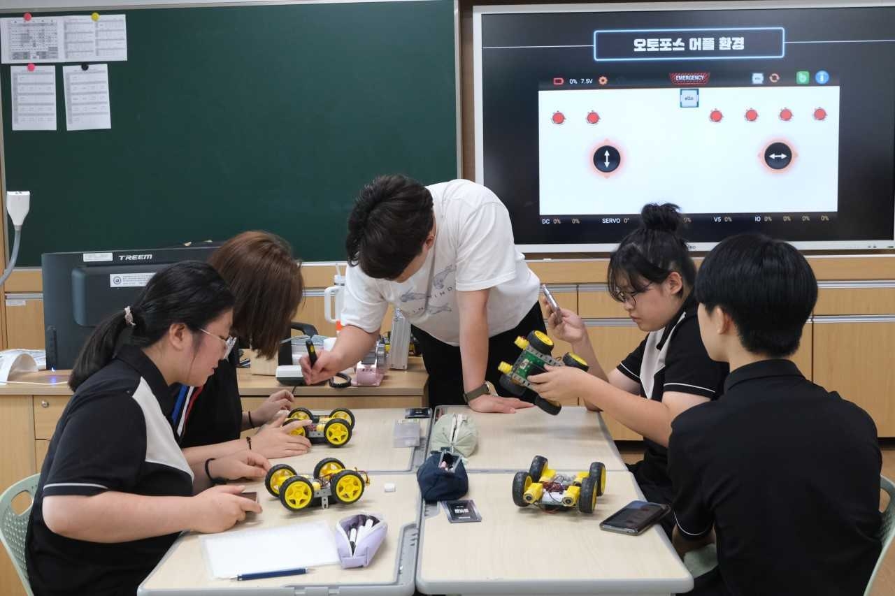 Middle school students assemble and test robotic vehicles during a science class offered through the Posco 1% Sharing Foundation's SangSang Science program. (Posco Group)