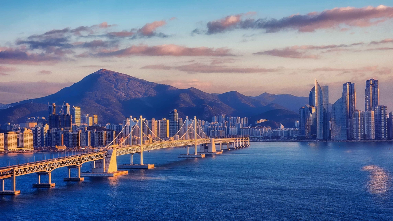 광안대교와 부산 도심 [한국관광공사 제공]