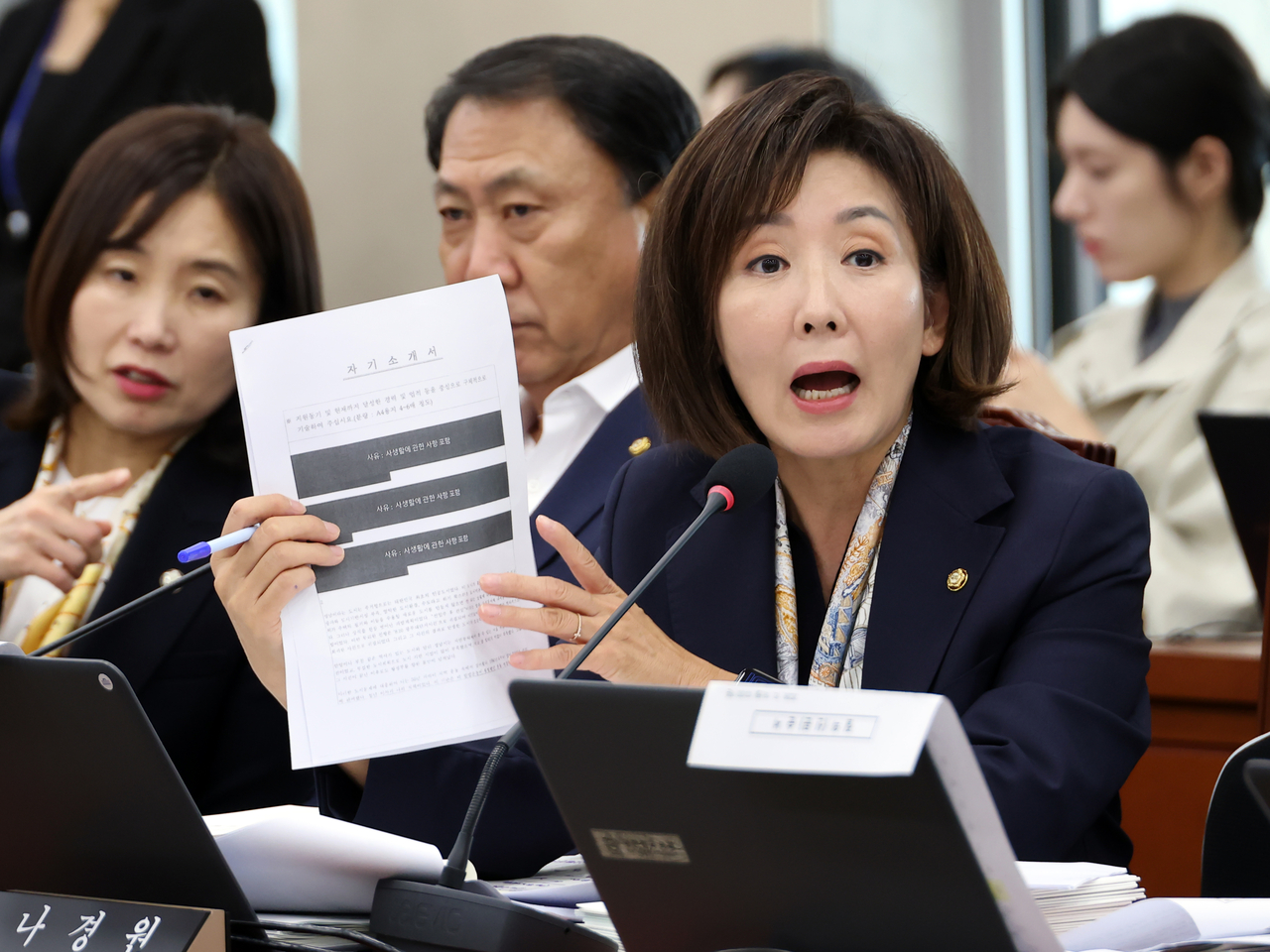People Power Party lawmaker Na Kyung-won on Sunday criticized President Lee Jae Myung over reports that he is considering Democratic Party of Korea lawmakers Park Kyun-taek and Yang Bu-nam as candidates for justice minister — a post that has been vacant for two months — saying, "The people were waiting for a justice minister, but what the president is picking is his own defense counsel." Na is seen questioning a witness at a National Assembly national audit session. [Yonhap]