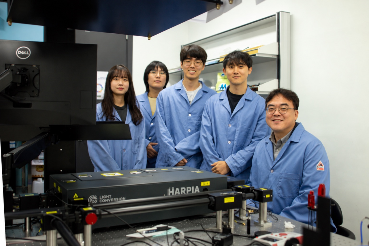 Kim Hyo-joo (from left), Lee Jun-ho, Oh Han-eol and Woo Tae-gyun, doctoral students, and Kim Tae-gyu, a chemistry professor at KAIST. [KAIST]