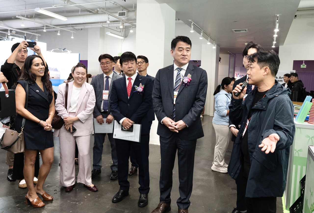 한국무역협회가 지난 22일 미국 로스앤젤레스(LA) 매직박스 전시장에서 개최한 ‘2026 LA K-프리미엄 소비재전’에서 한국무역협회 장석민 전무(가운데를 비롯한 참석자들이 참가기업의 제품 설명을 듣고 있다. [한국무역협회 제공][
