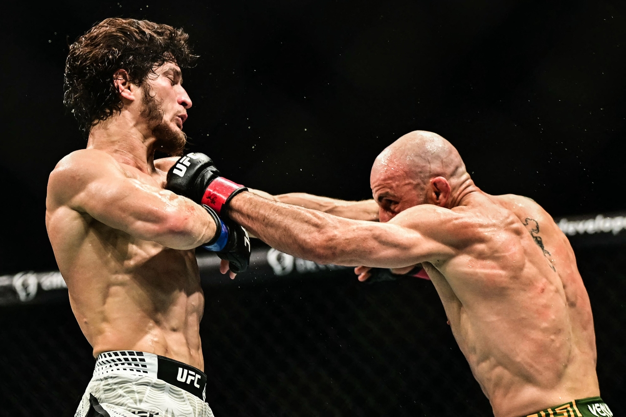 cap: Alexander Volkanovski (right) competes against Movsar Evloev, during the UFC Fight Night at Etihad Arena in Abu Dhabi,  Sunday.   (AFP-Yonhap) / AFP)