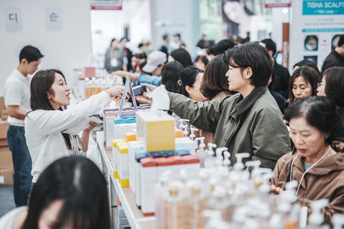 Visitors to the 13th Cosmetics & Beauty Expo Osong Korea, held in the central city of Cheongju, browse cosmetics products. (North Chungcheong Provincial Government )