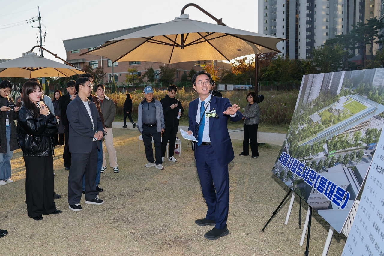 서울시립도서관 건립에 대해 설명하는 최동민 동대문구청장