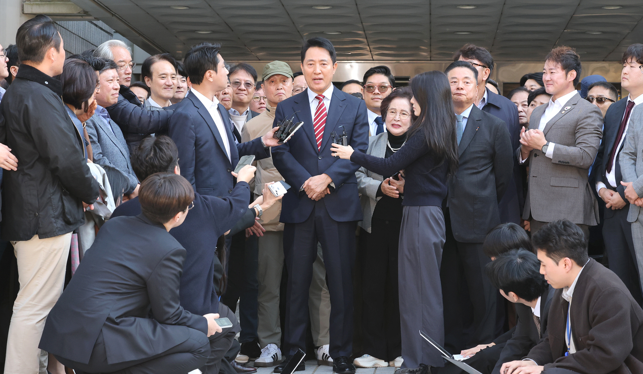 Seoul Mayor Oh Se-hoon speaks to reporters after being acquitted on appeal on Friday at the Seoul High Court in Seocho-gu, Seoul. (Yonhap)