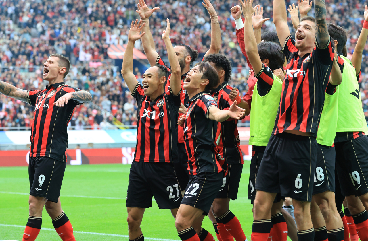 Moon Seon-min of FC Seoul (2nd from L) celebrates with teammates after scoring against Gangwon FC during the clubs' K League 1 match at Seoul World Cup Stadium in Seoul on Saturday. (Yonhap)