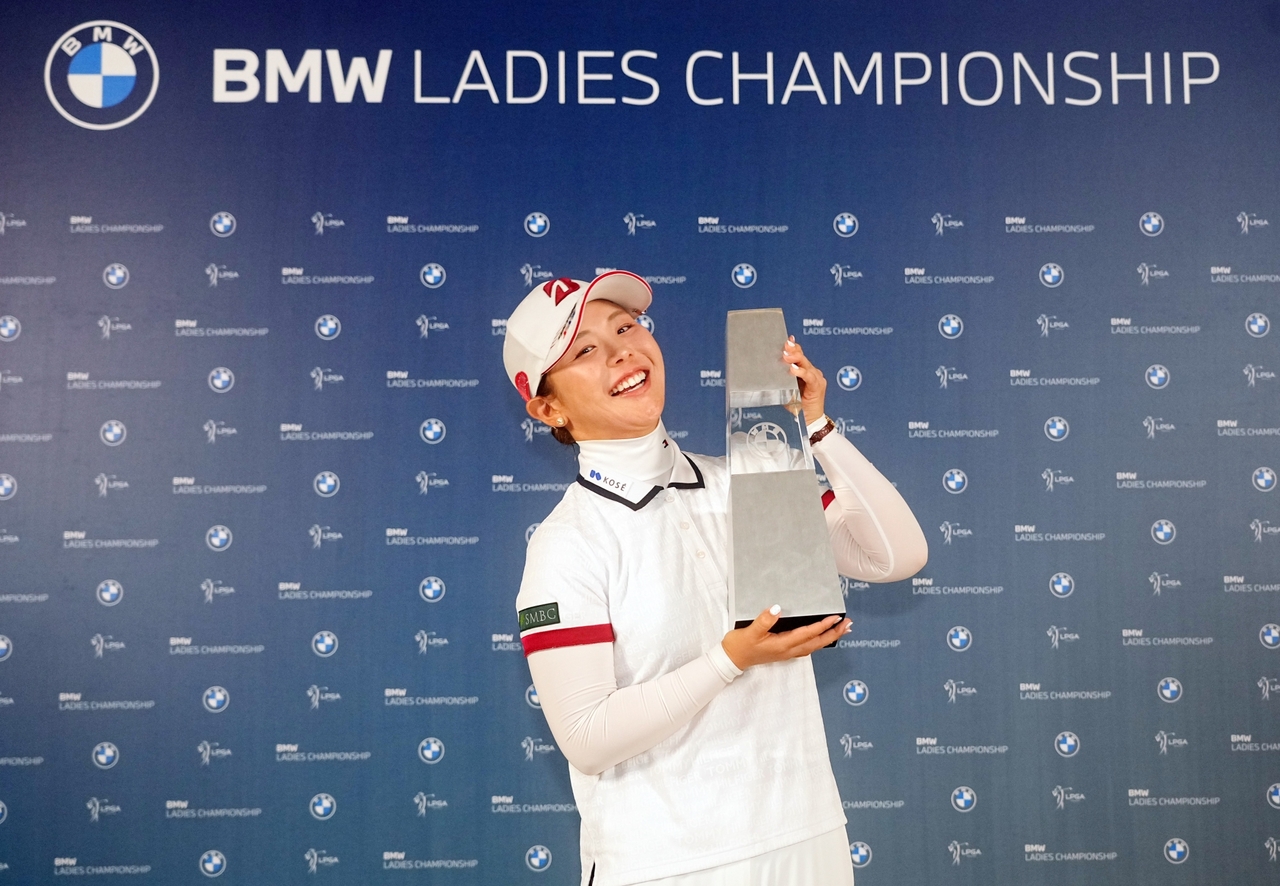 요시다 유리(일본)가 25일 전남 해남군 파인비치 골프 링크스에서 열린 LPGA 투어 BMW 레이디스 챔피언십에서 우승한 뒤 트로피를 들고 활짝 웃고 있다. [대회 조직위 제공]