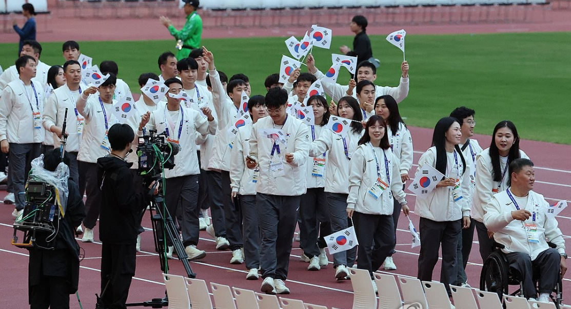 South Korean athletes enter the stadium before the closing ceremony of the 2026 Aichi-Nagoya Asian Para Games at Mizuho Athletic Stadium in Nagoya, Japan, Sunday.   (Yonhap)