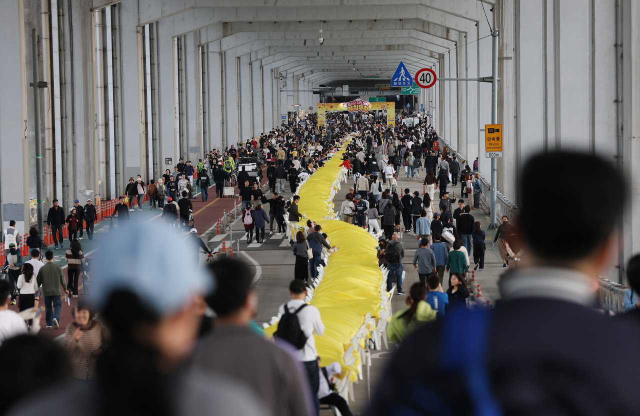 Tables stretch 400 meters across Seoul’s Jamsu Bridge for Jamsu Bridge Chicken Day event on Sunday. (Yonhap)