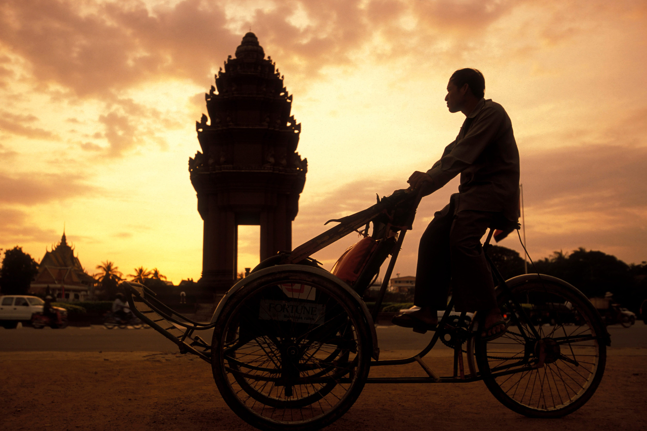 A cycle rickshaw driver sits on his vehicle in front of the Independence Monument in Phnom Penh, Cambodia. This photo is unrelated to the story. (123rf)