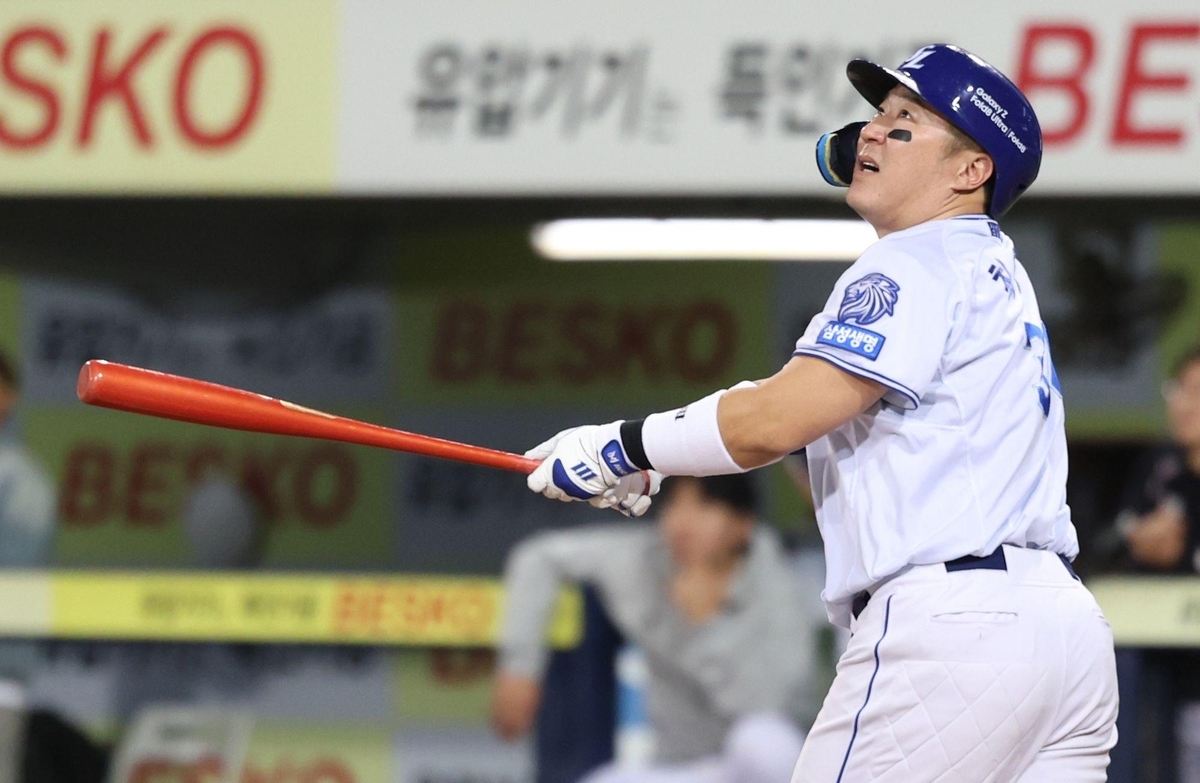 Choi Hyoung-woo of the Samsung Lions watches his batted ball during a Korea Baseball Organization regular-season game against the KT Wiz at Daegu Samsung Lions Park in the southeastern city of Daegu on Oct. 12. (Samsung Lions)